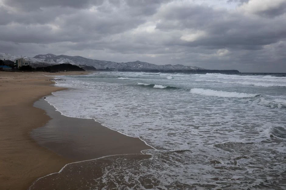 Typhoon Jangmi: 23 Injured as Storm Sweeps North from Okinawa — Supply Chains on Alert — Sports